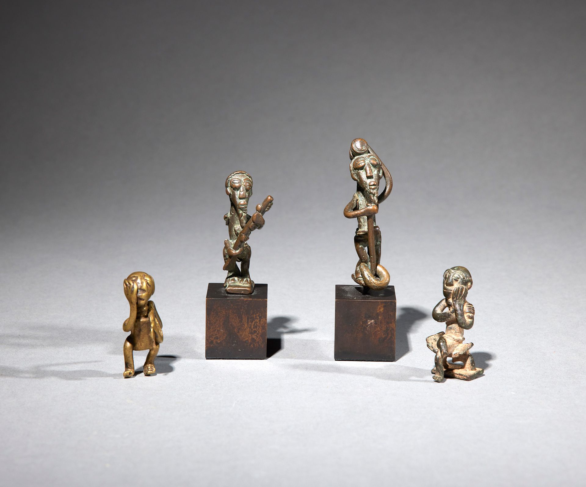 Null 四个阿肯人的权重

象牙海岸/加纳

铜质

H.4.1至6厘米



一套四个美丽的阿坎金粉砝码，以各种姿态的拟人化形象为特色。
