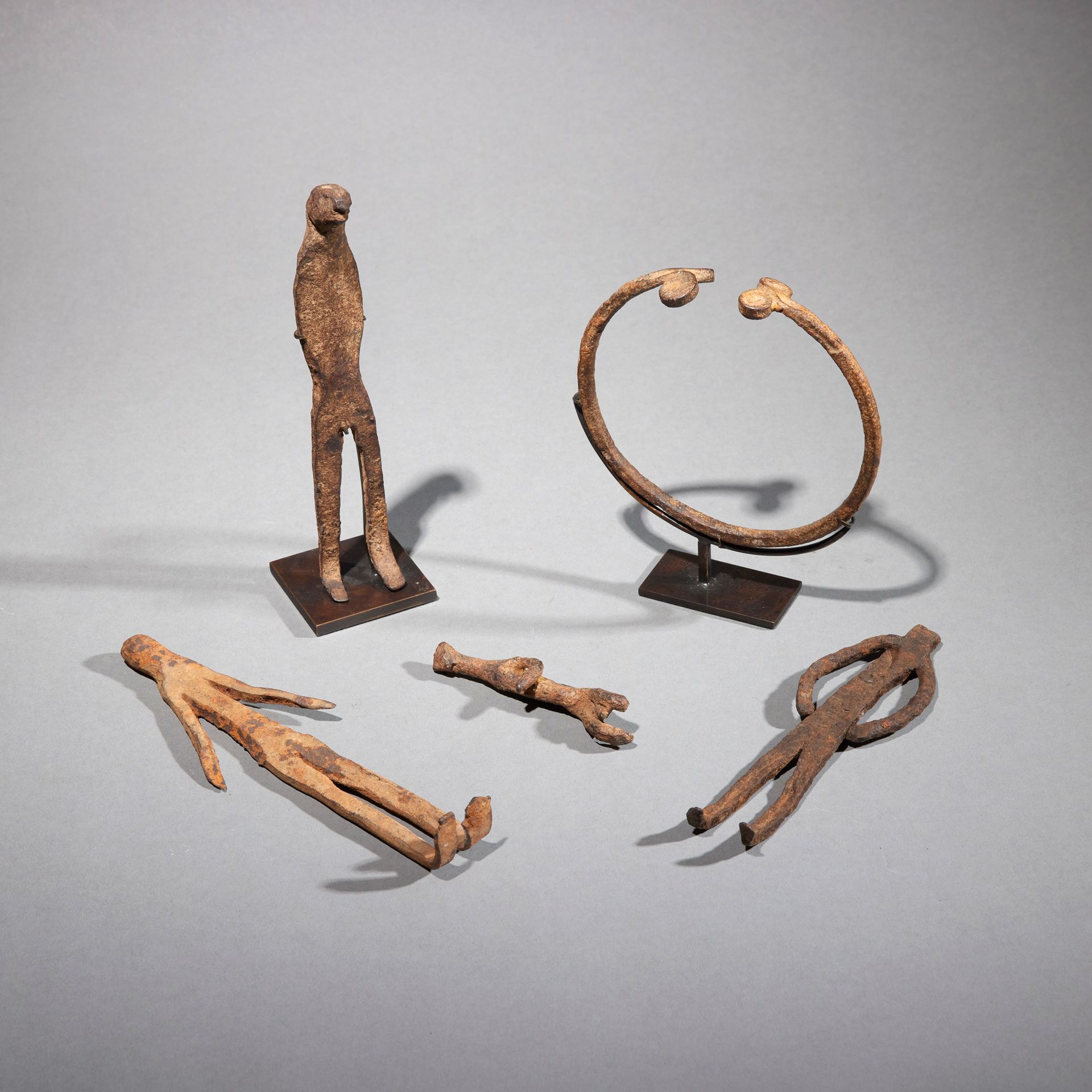 Null Cinco artefactos Lobi

Burkina Faso

Hierro

H. 9 a 18,5 cm



Conjunto de &hellip;