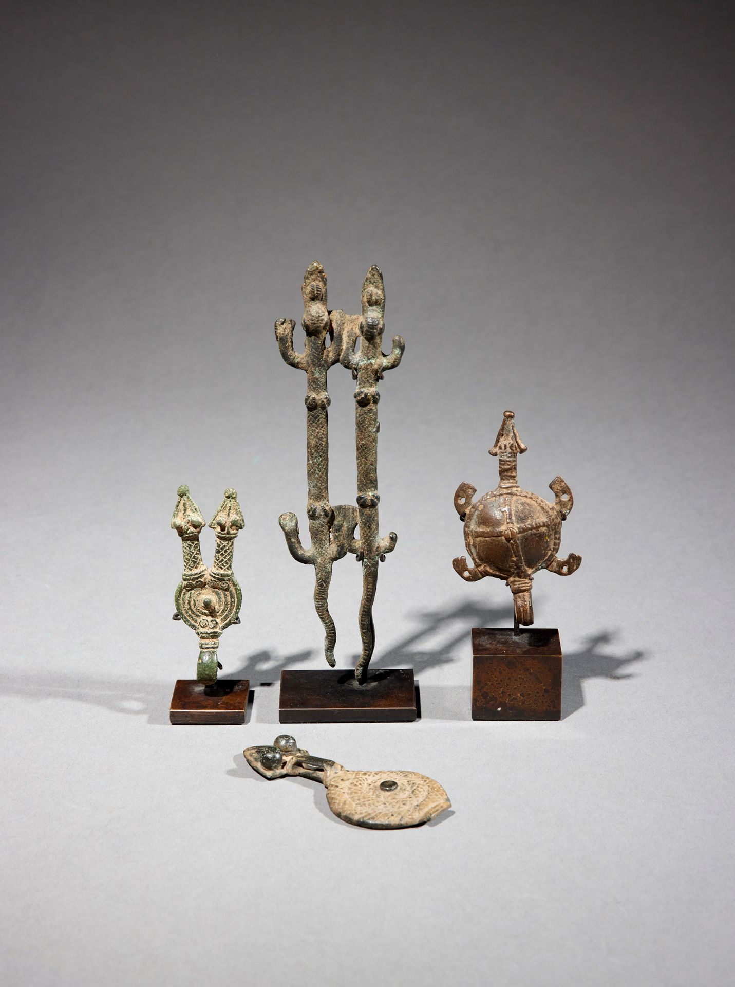 Null 四个甘氏文物

布基纳法索

铜质

H.7至15厘米



一套四件青铜甘器，有一只乌龟、一对蜥蜴和两条盘蛇，其中一条有两个头。