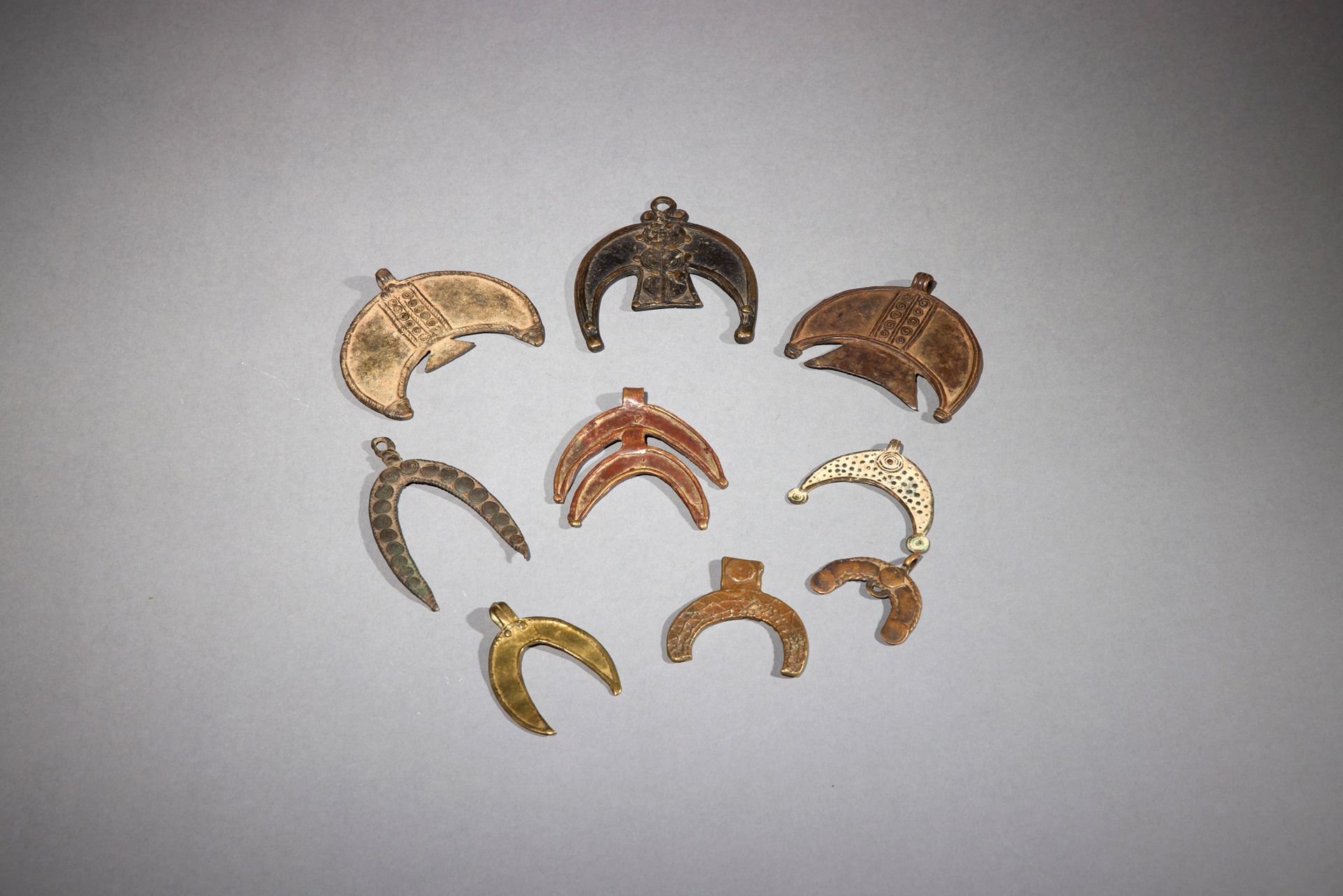 Null 九个Gurunsi吊坠

布基纳法索

铜质

长：5至10厘米



一套九个月牙形的Gurunsi青铜吊坠。