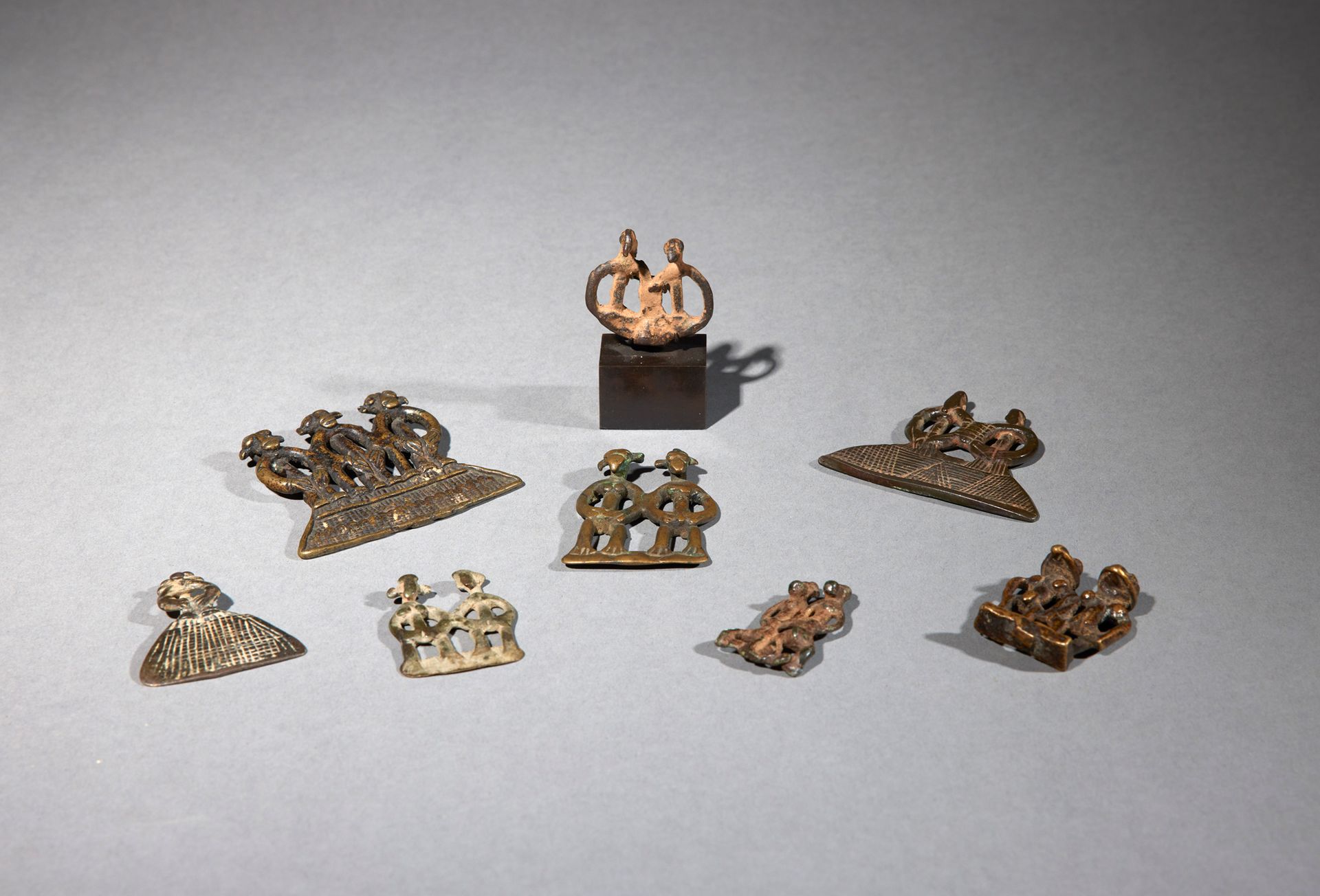 Ocho amuletos Senufo Costa de Marfil Bronce H. 3,7 a 6 cm Conjunto de ocho  amuletos antropomorfos senufo en bronce, algunos de los cuales son parejas.