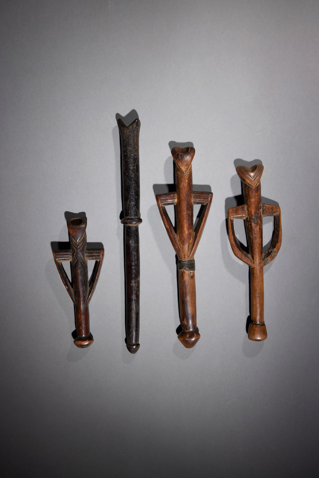 Null 四支长笛

布基纳法索

木头

H.19至34.5厘米



一套四支来自莫西、布瓦或努纳的长笛。因使用而产生的美丽铜锈。