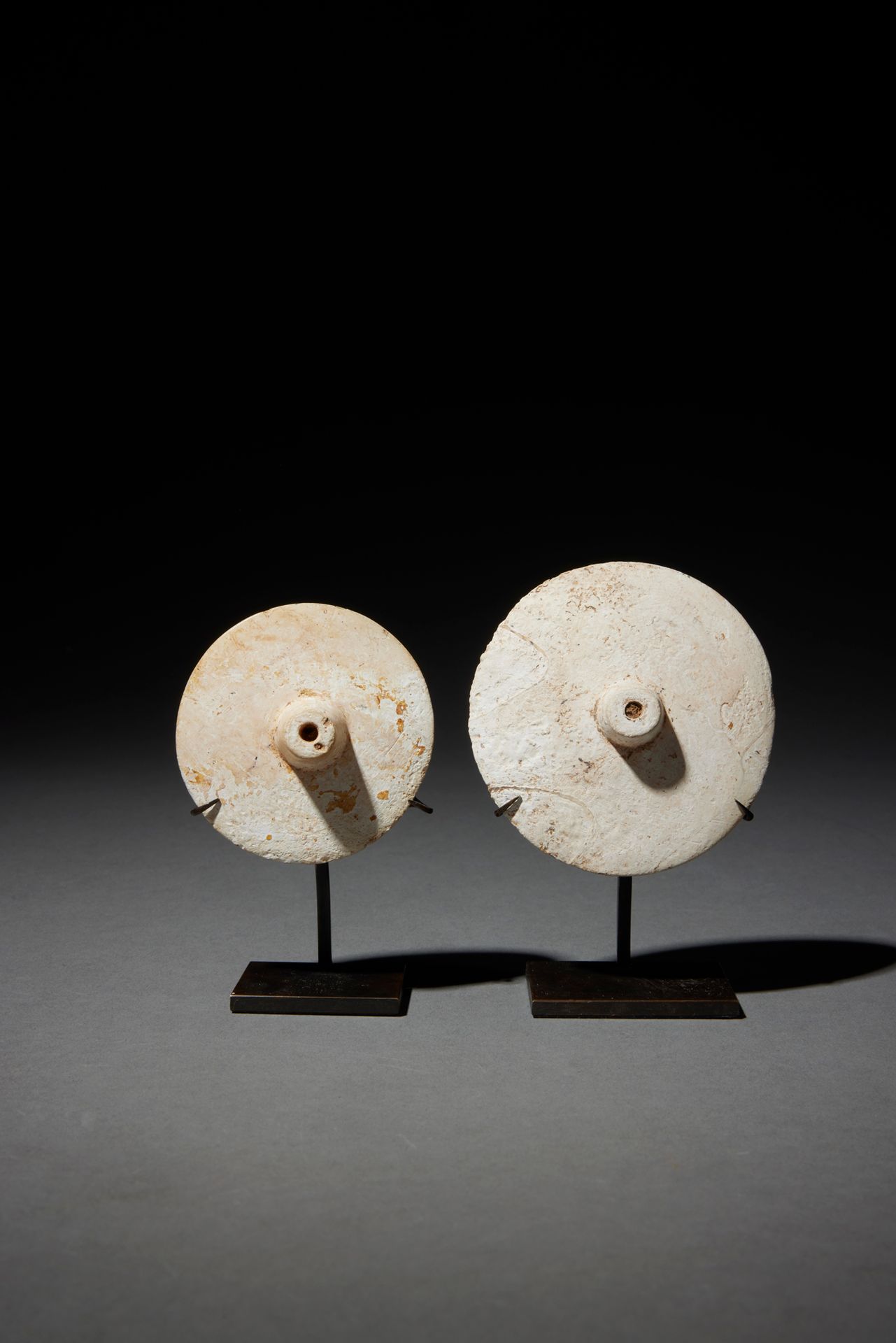 Null 两个装饰品

泰国

壳体

D. 5,5和7厘米



一套两个新石器时代的圆盘形装饰品，可能是针头，中间有一个乳头的浮雕。