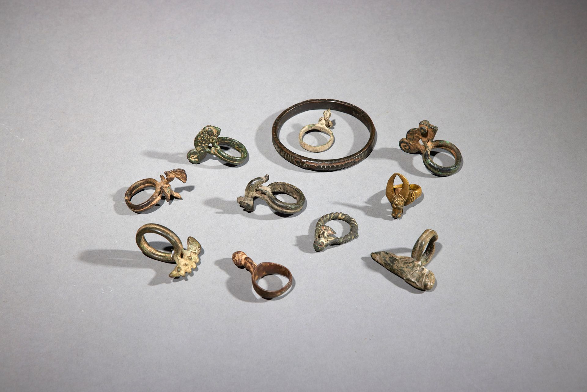 Null 十一件文物

西非

铜质

H.3至4.5厘米



一套11件青铜器，包括10个动物图案的戒指（蚱蜢、鸟、变色龙、水牛头、穿山甲等）和一个手镯。