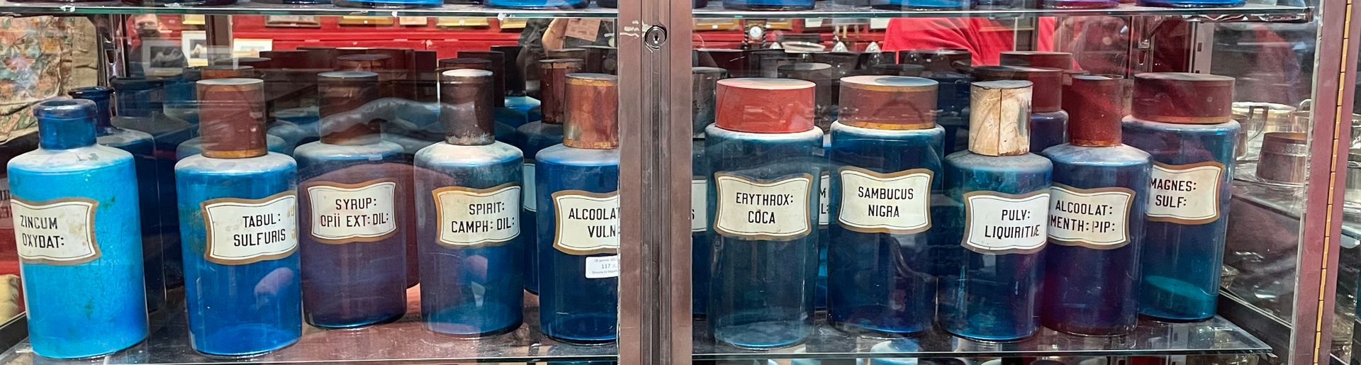 Null Environ vingt-cinq pots à pharmacie en verre bleu, époque Napoléon III