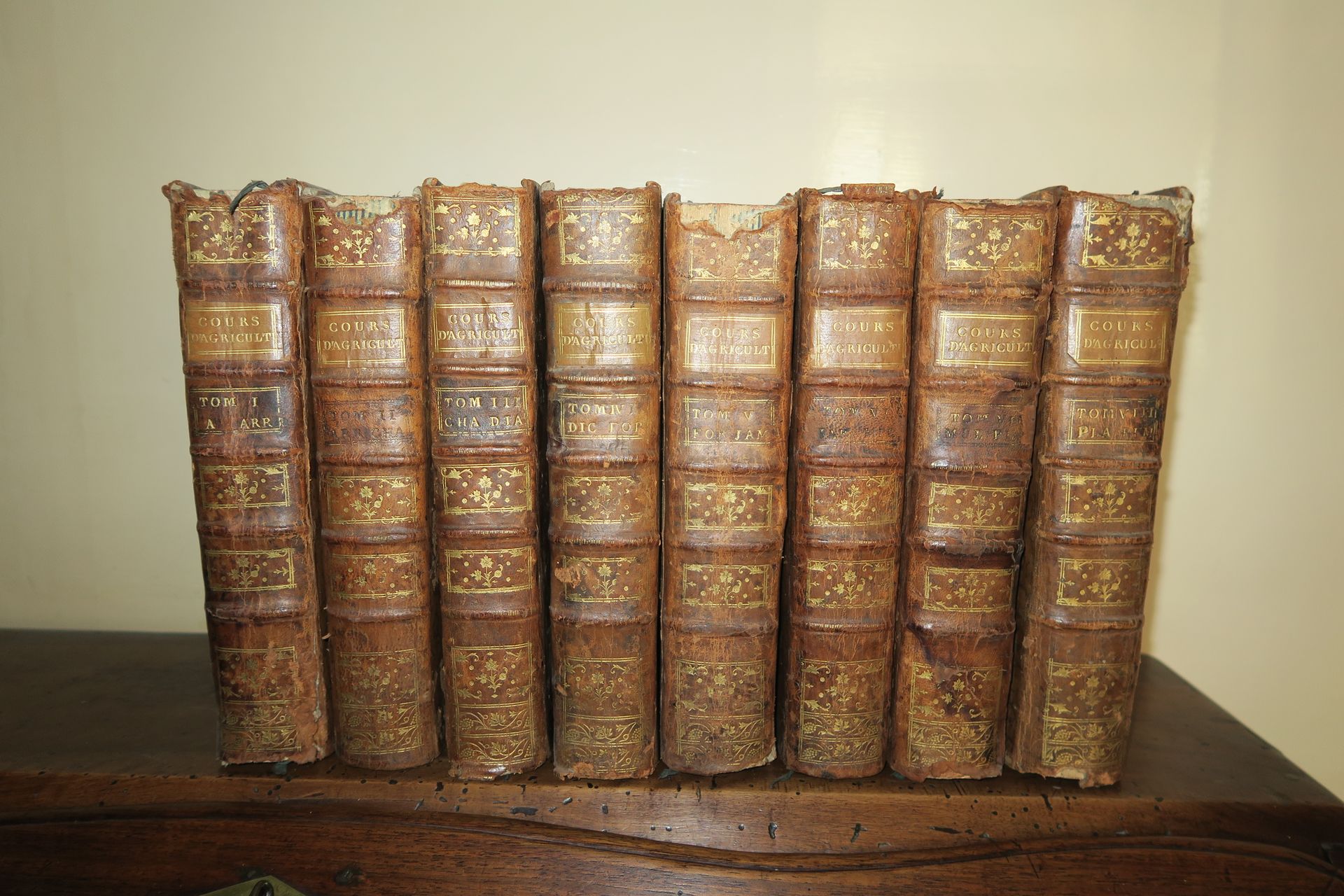 Null 完整的农业课程》，1791年，8卷，不完整（磨损，缺少标题） 附：《世界药典》，1764年，1卷（装订破损）。