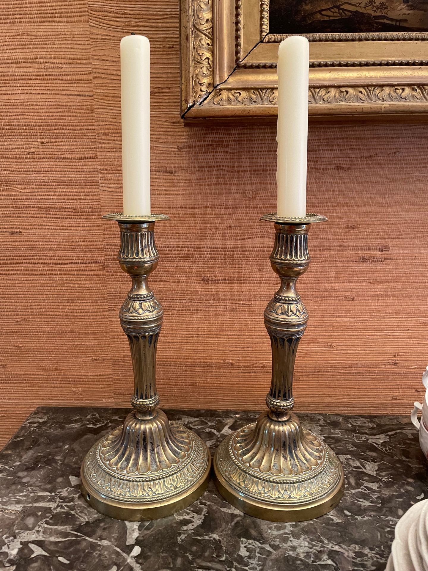 Null Pair of candlesticks
In bronze
Decorated with flutes and acanthus leaves
Re&hellip;