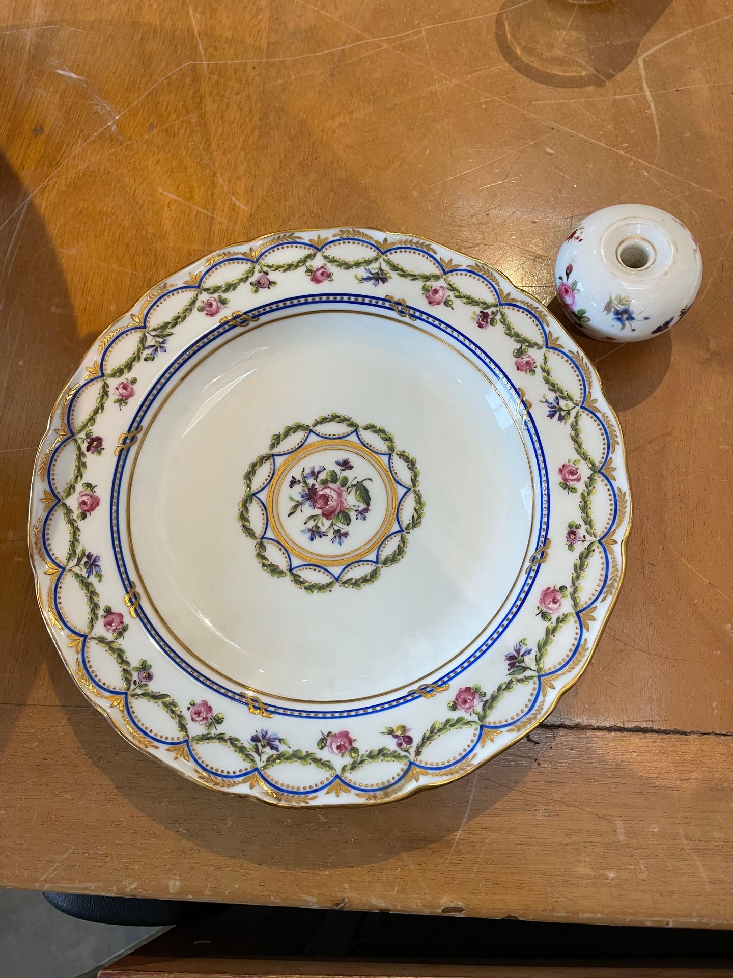 Null 
París

Tintero de porcelana en forma de esfera con decoración policromada &hellip;