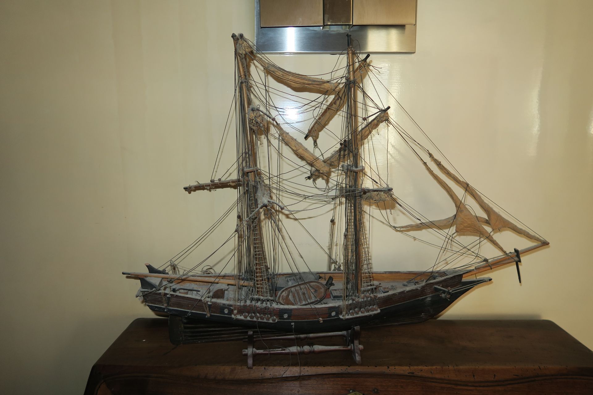 Null Maqueta de un velero de madera (Daño) 58 x 78 cm aprox.