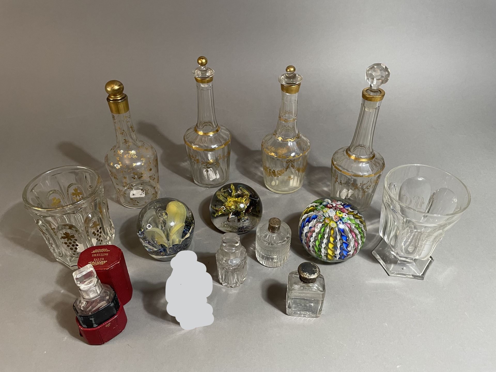 Null 一批玻璃器皿：
- 4个镀金装饰的瓶子，十九世纪
- 2个玻璃杯，一个有数字和纪念日期，另一个有葡萄树枝
- 4个盐瓶，其中一个有红色的皮套
- 三个&hellip;