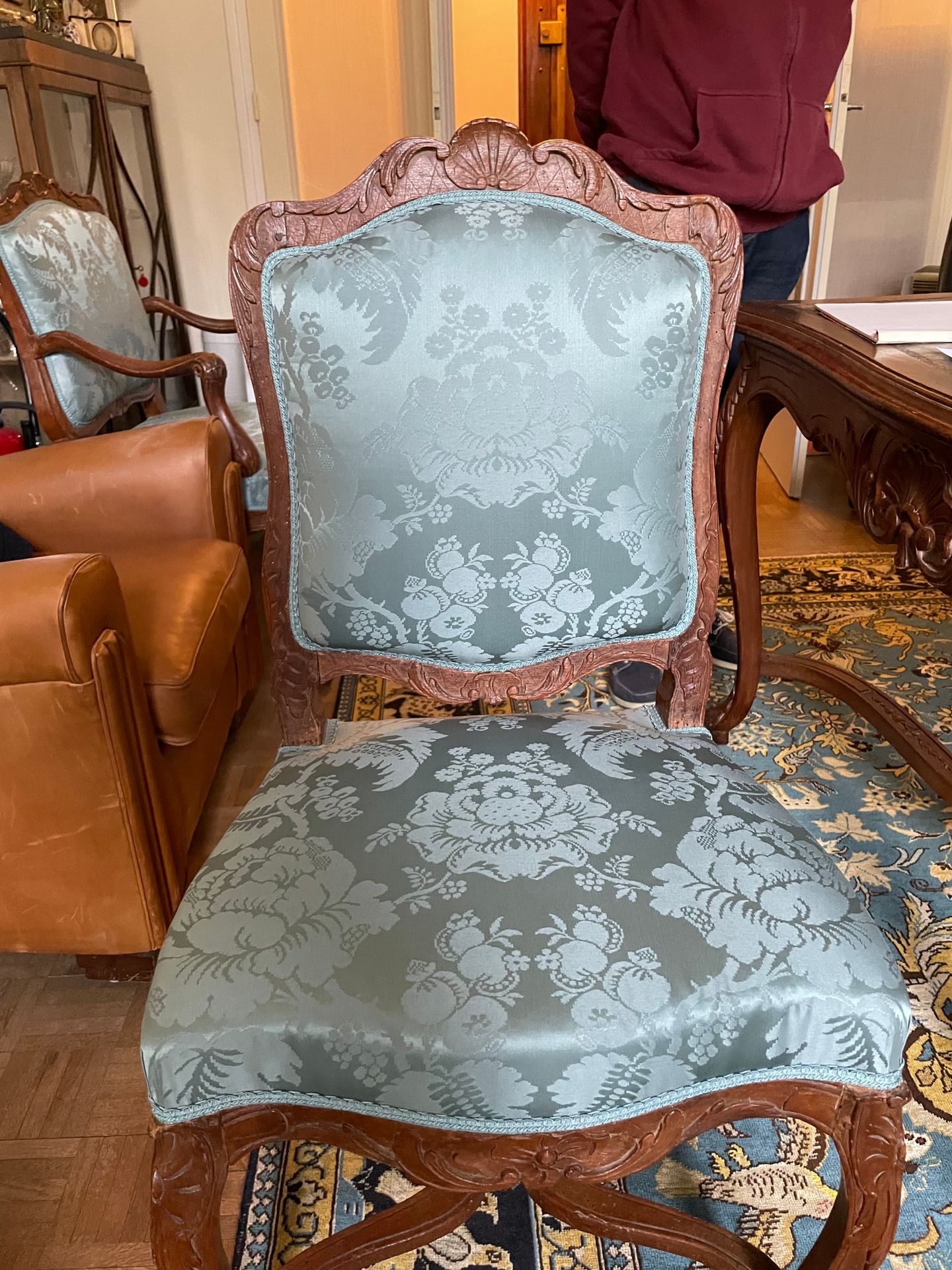 Null 客厅家具包括：
一对扶手椅和一对皇后椅
在天然的木头上模压和雕刻着花朵
靠在弯曲的腿上，椅子用支杆连接
摄政时期
高95; 宽64; 深50厘米 - &hellip;