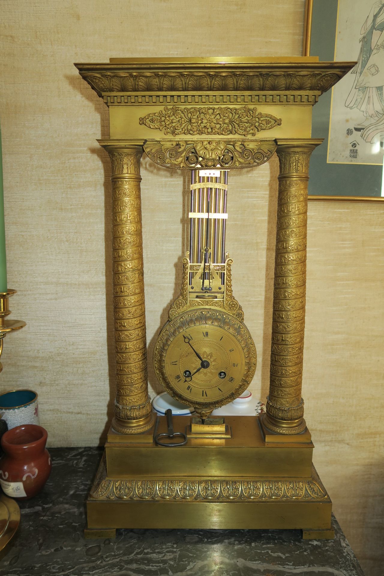 Null Reloj de pórtico de bronce dorado de la época de la restauración H. 53,5 cm