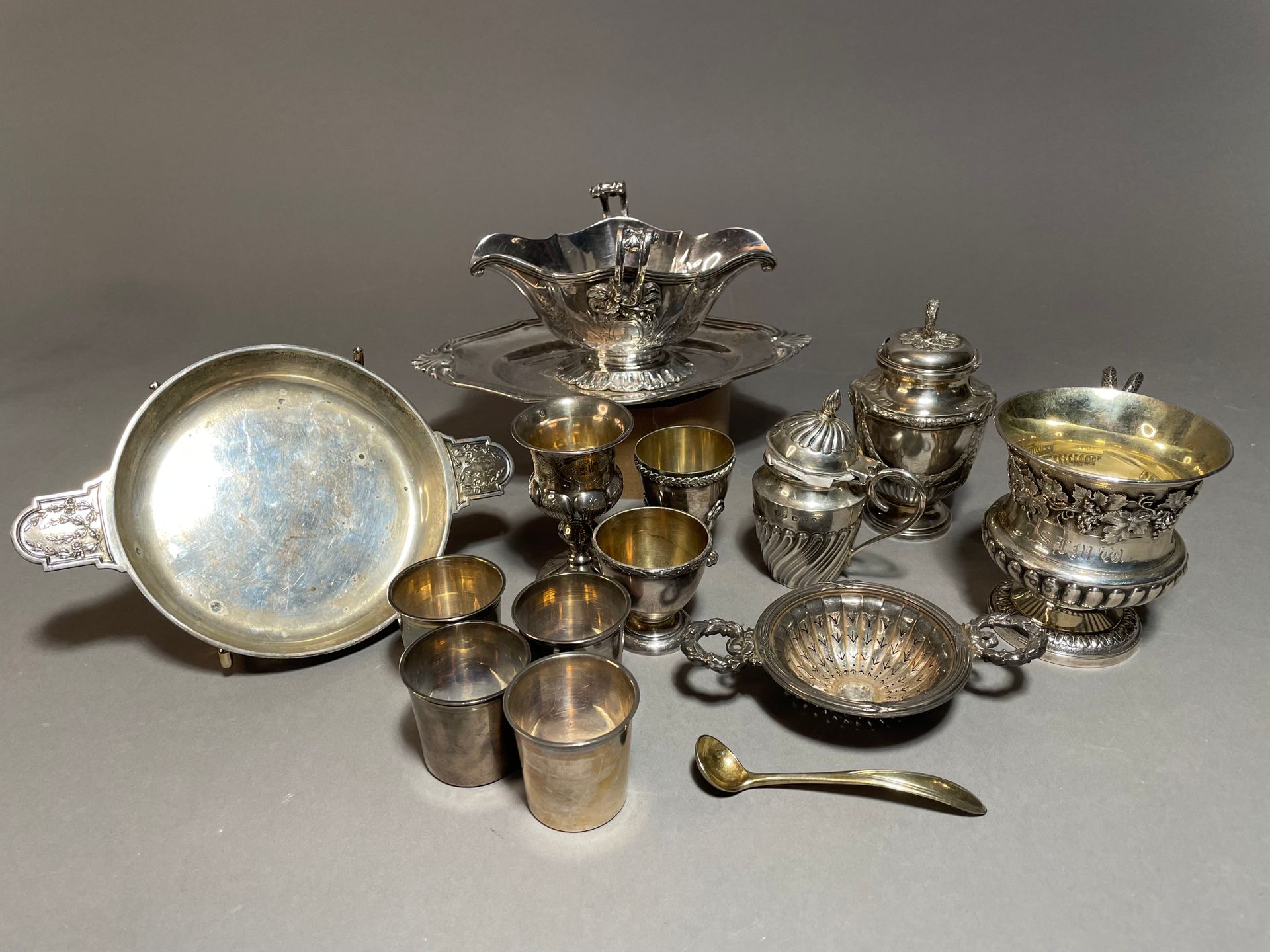 Null Silver lot 925°° including :
- 3 egg cups
- 4 liqueur glasses
- A sauce boa&hellip;