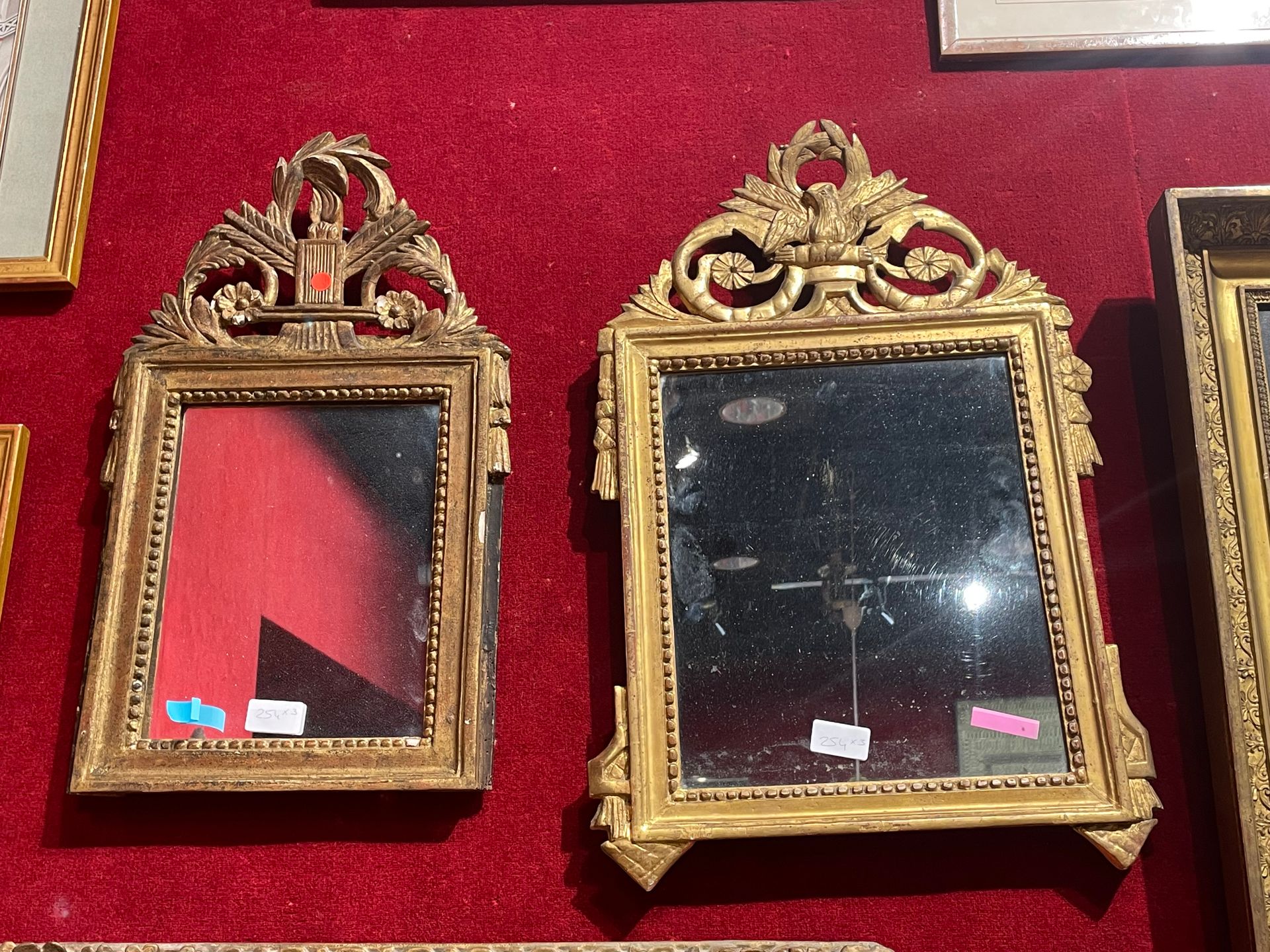 Null 
Deux miroirs

En bois sculpté et doré

A fronton ajouré

Époque Louis XVI
&hellip;
