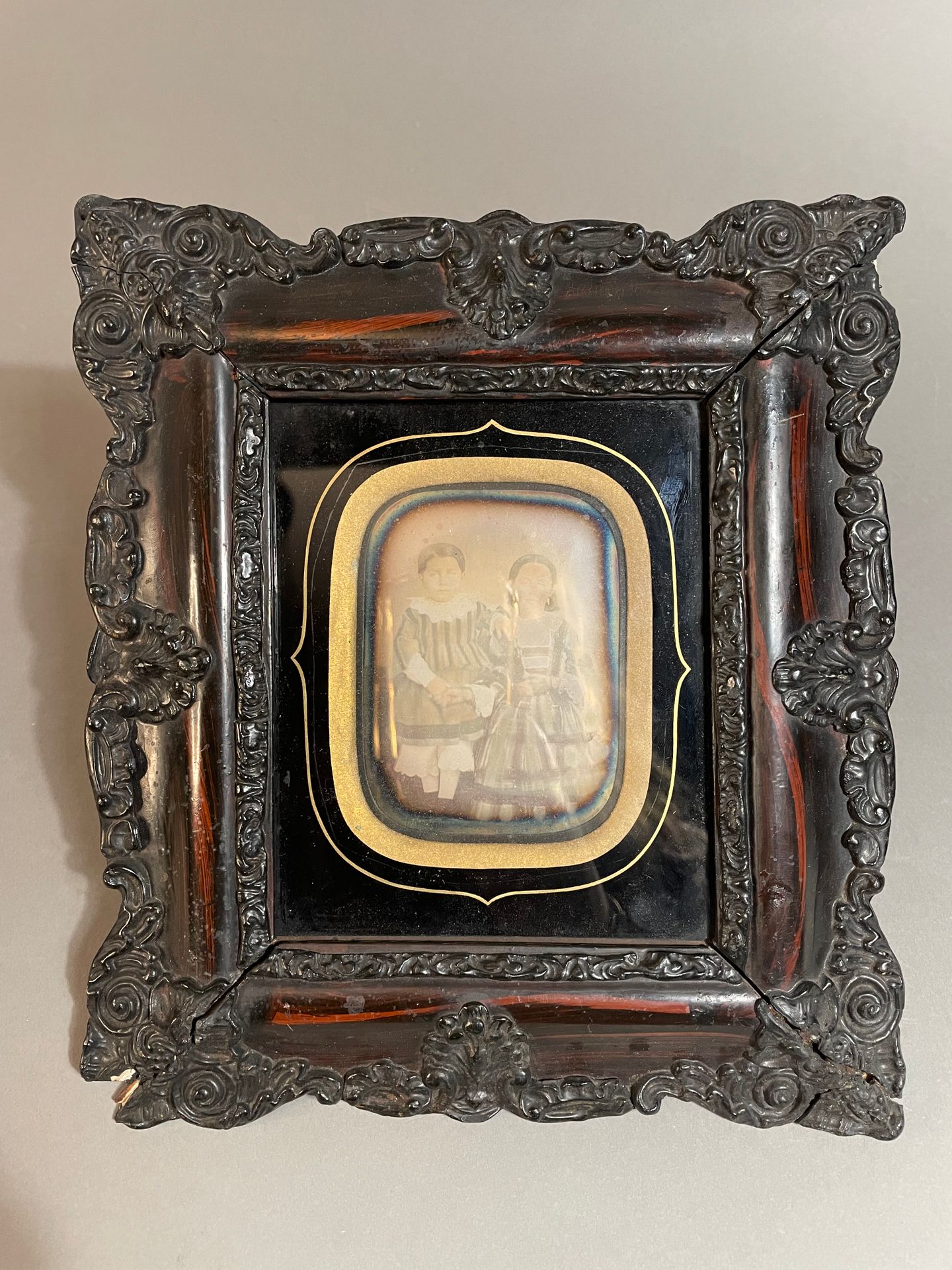 ECOLE FRANCAISE DU XIXème siècle 
一个孩子的画像



金属板上的摄影工艺



H.24 cm; W. 21 cm.