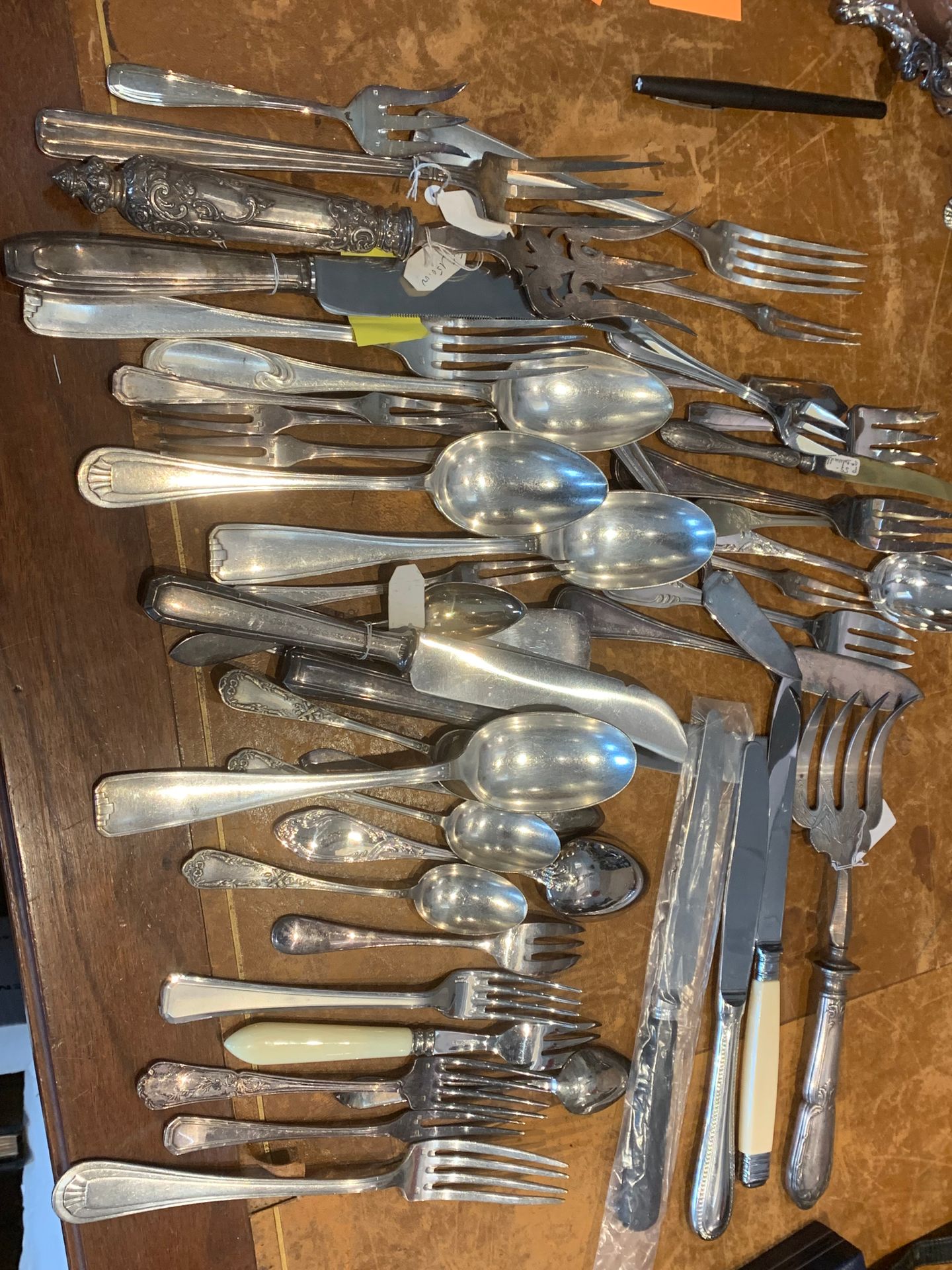 Null Lot of silver plated cutlery including :
- 12 forks and 9 spoons, uniplat m&hellip;