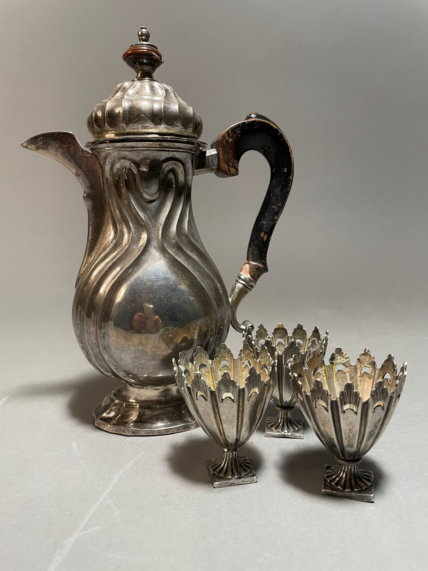 Null 银质咖啡壶
有弯曲的形状和出水口
发黑的木柄
可能是奥斯曼人的作品
附有三个小蛋杯
PB : 440克