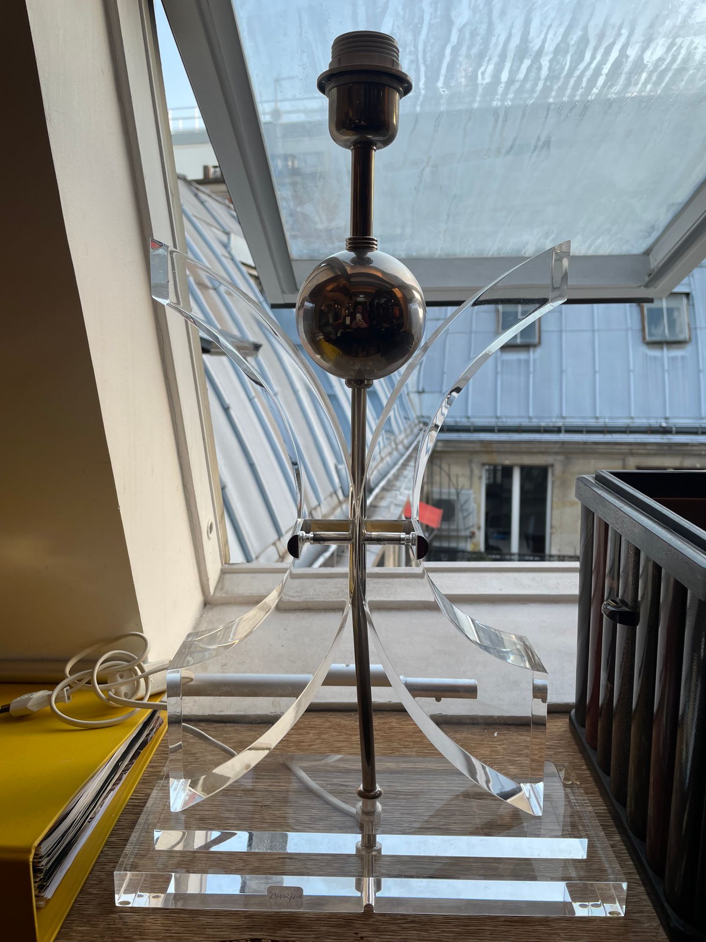 Null Lámpara de plexiglás y metal
En forma de cara a Cs
49 x 31 x 12,5 cm
(Araña&hellip;
