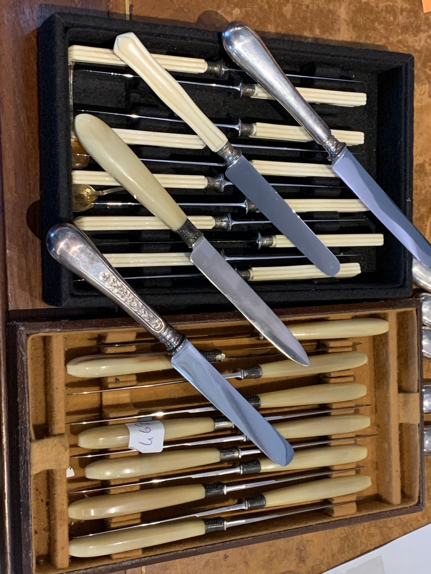Null 
Set of small knives including 4 service parts