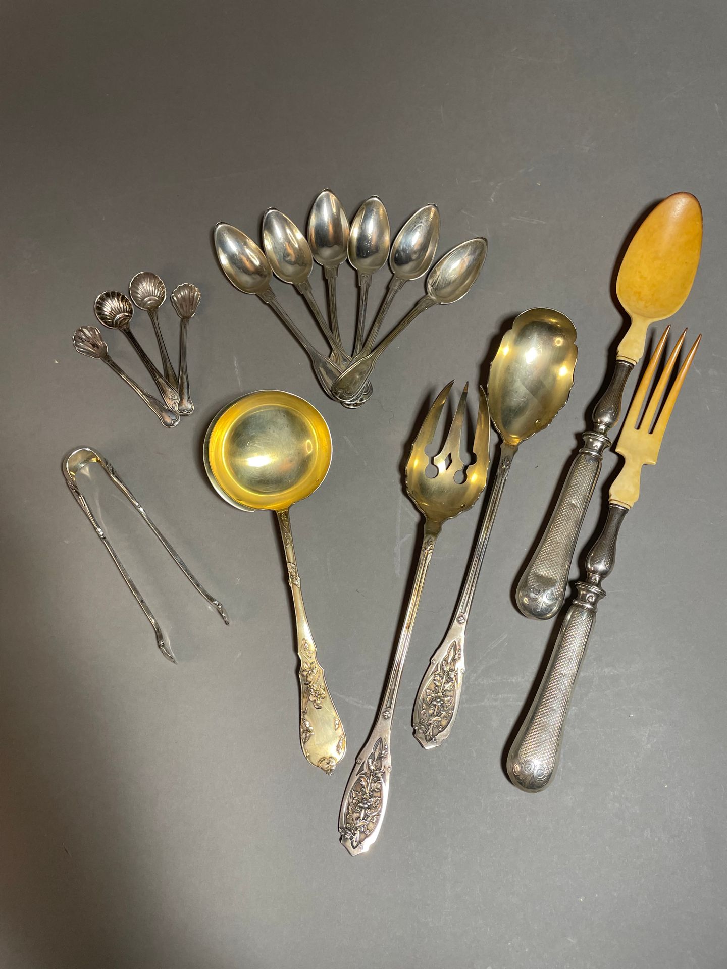 Null Lot in silver 925°°° including :
- 2 service cutlery
- A pair of tongs
- 4 &hellip;