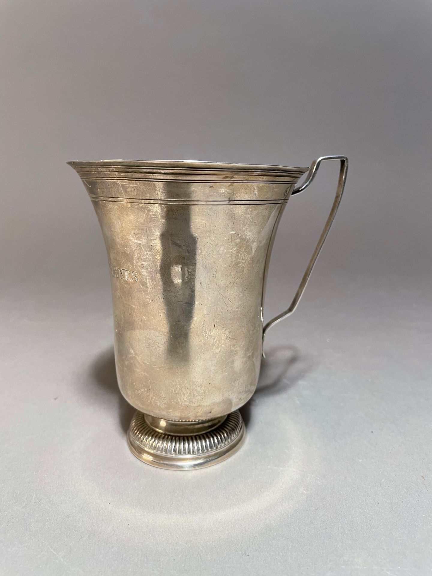 Null Tulpenförmige Timbale
Silber
XVIII. Jahrhundert
Angesetzter Henkel, zinngel&hellip;