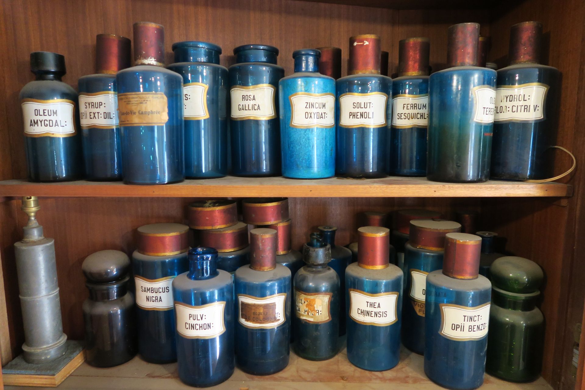 Null Ventisette vasi di vetro blu per medicine, periodo Napoleone III
