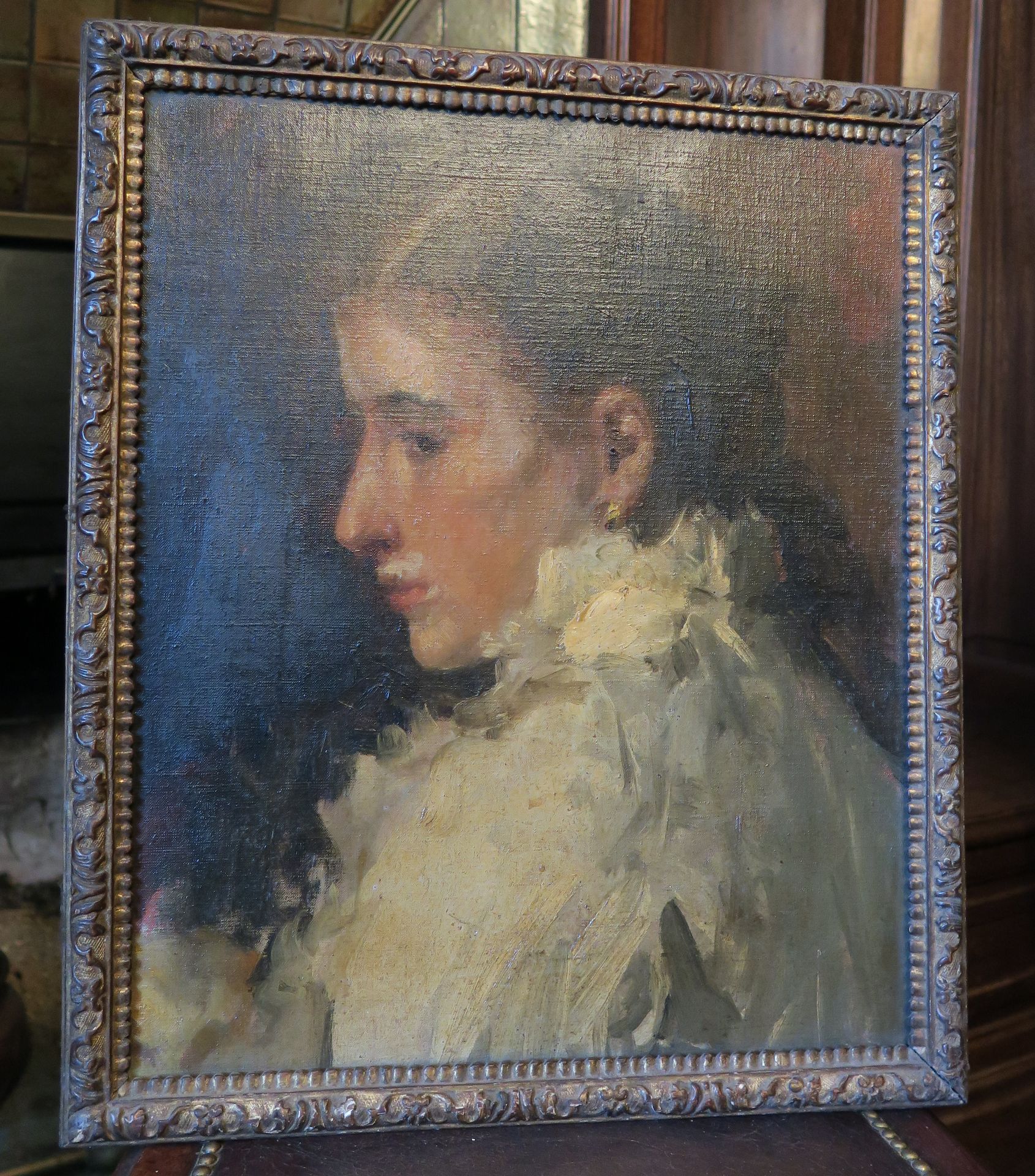 Ecole Française vers 1900 Portrait de femme de profil Huile sur toile 44,5 x 36,&hellip;