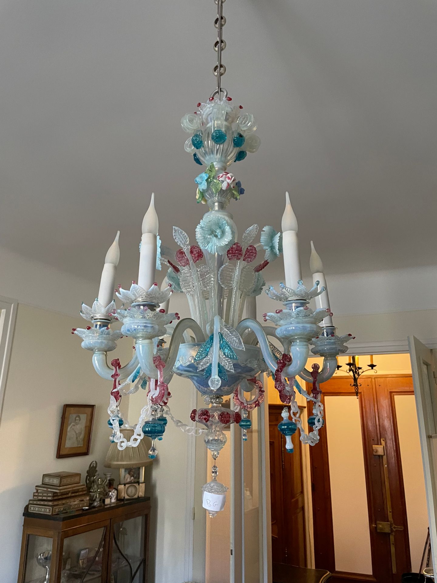 Null 吊灯
来自威尼斯的多色乳白玻璃
有六个灯臂
饰有花朵和枝叶