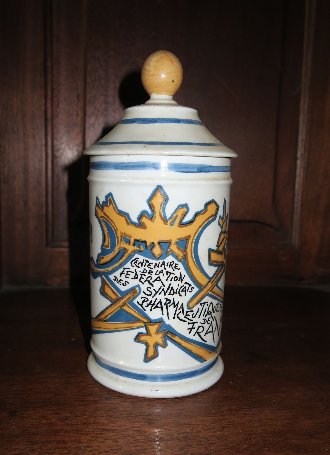 Georges Mathieu & Limoges 
瓷制药房壶，为法国制药联盟百年纪念而出版，N°686 H。
23厘米
附：
Georges Mathieu&hellip;