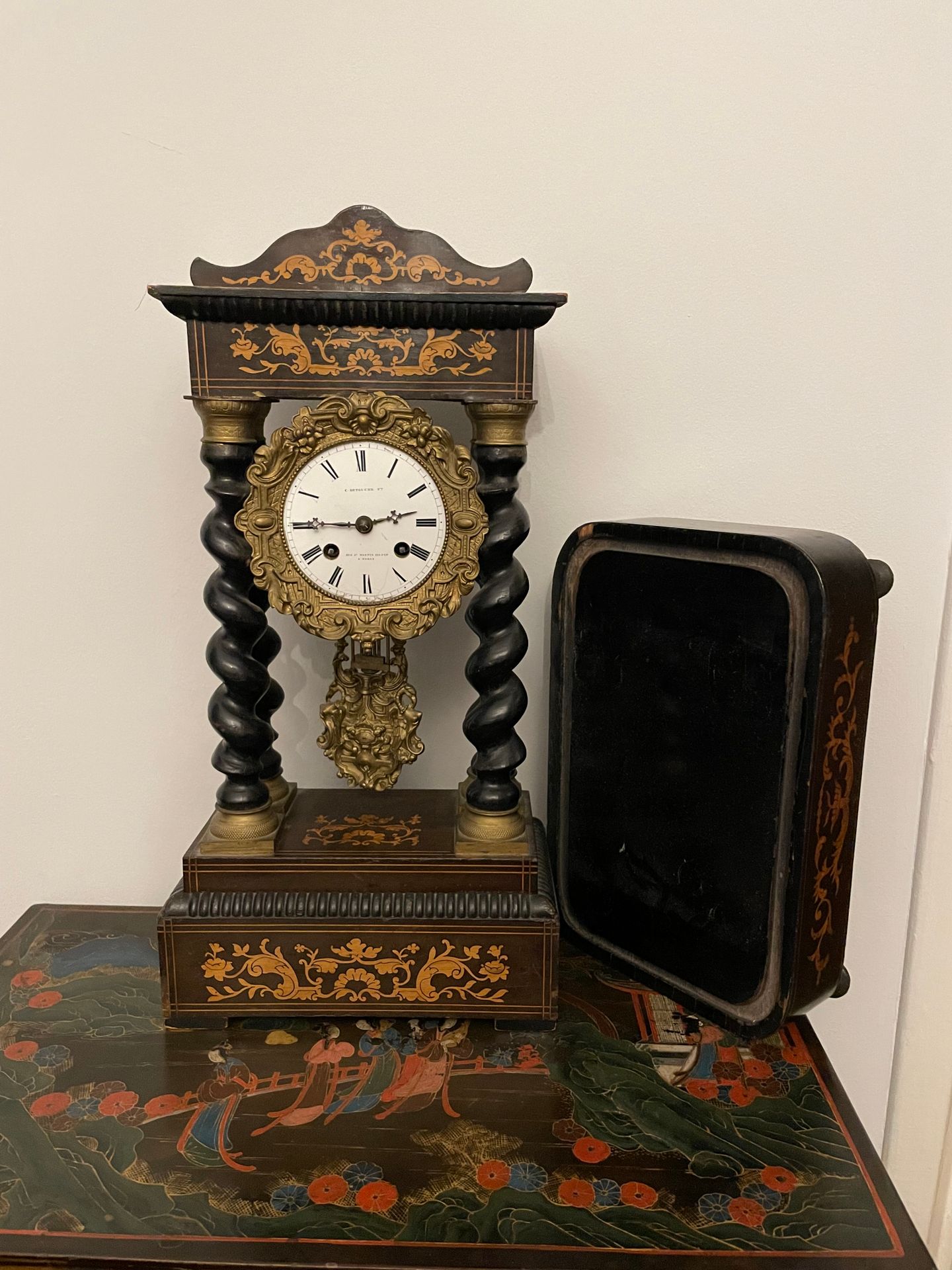 Null Portico clock
In blackened wood and gilt bronze
Resting on four twisted col&hellip;