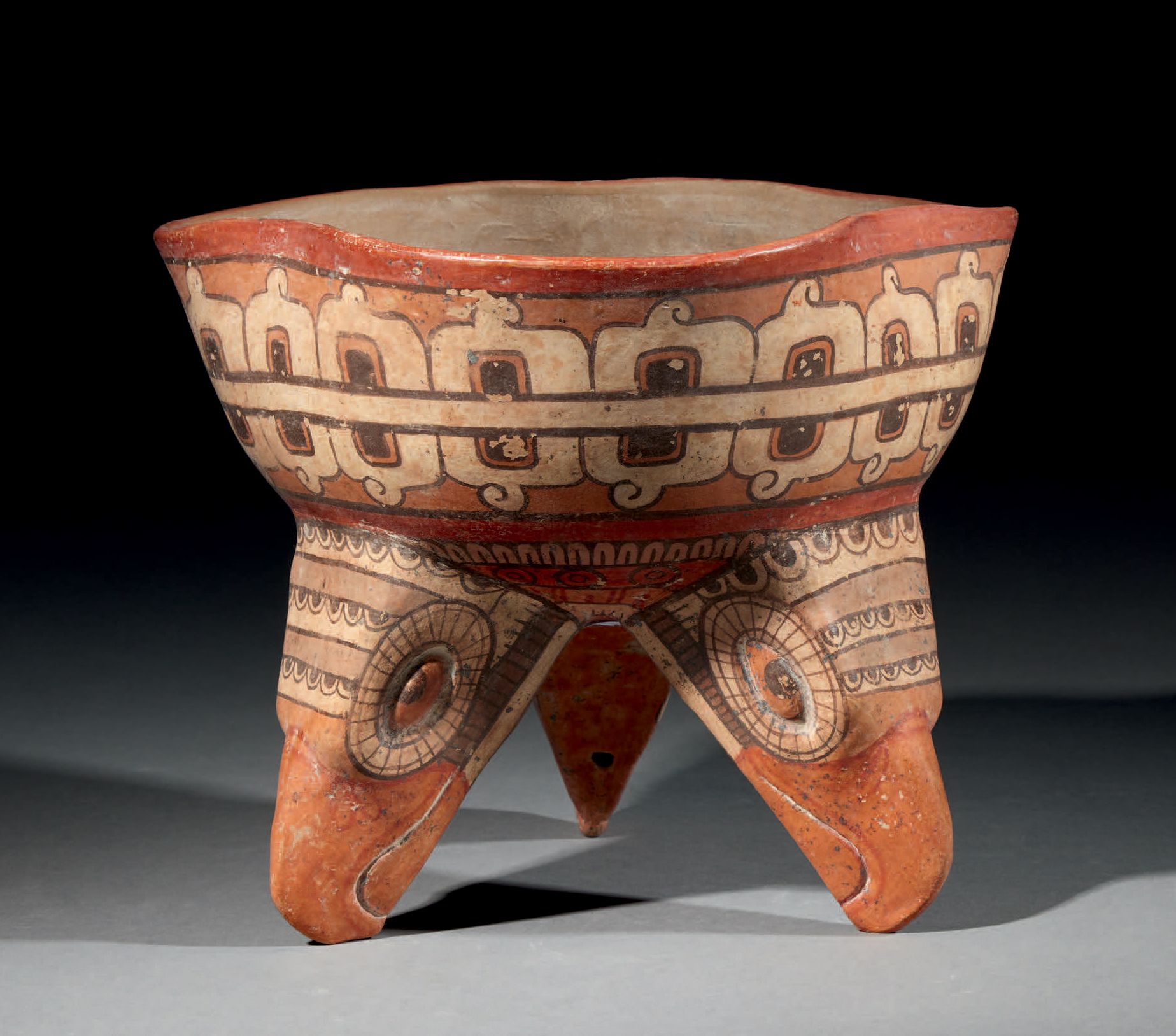 Null Ɵ 脚上有鹰头的神奇三角杯 混合文化，墨西哥皮埃布拉州
近代后世，公元1200-1521年
乳白色滑石上的多色陶瓷
高17.5厘米 - 宽21厘米
出&hellip;