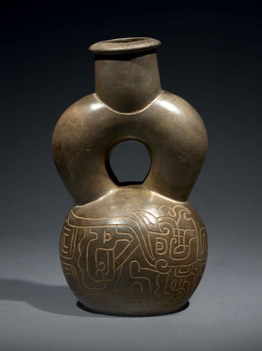 Null 
CHAVÍN文化，CUPISNIC，古秘鲁，公元前900-400年
陶瓷，棕灰色滑石
高24厘米
出处：
- 美国私人收藏，1990年获得
- 纽约&hellip;