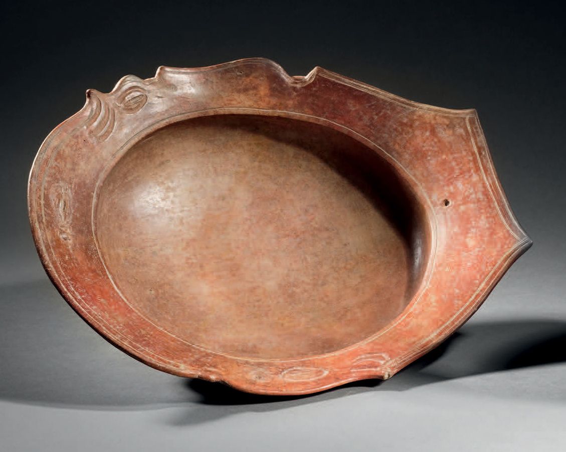 Null Ɵ 雕刻的ZOOMORPHE装饰盘
CHORRERA文化，ECUADOR公元前800-400年
棕色滑石的陶瓷，长30厘米
出处：
- 美国私人收藏，&hellip;