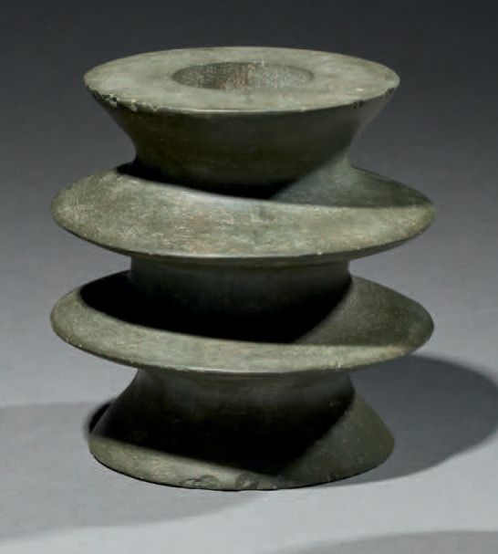 Null Ɵ Salinar mace head, Peru, grey stone
H. 3 3/8 in