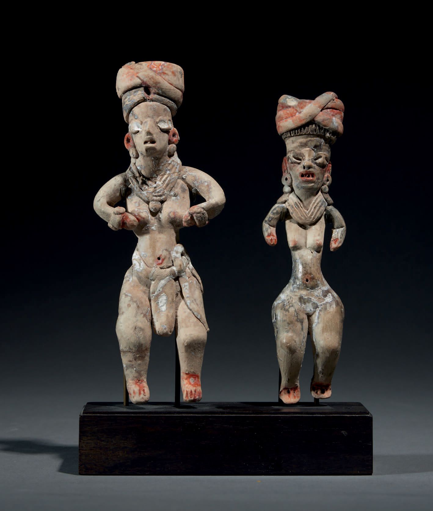 Null 两幅女像
PEÑA DEL TORO文化，墨西哥MICHOACAN州
前殖民时期末期，公元前400-100年
浅米色陶瓷，残留红色和白色颜料
高13.&hellip;