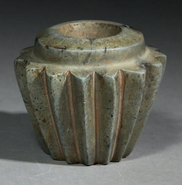 Null Ɵ CABEZA
CULTURA SALINAR, PERÚ
ANTIGUO INTERMEDIO, 300 a.C.-100 d.C.
Piedra&hellip;