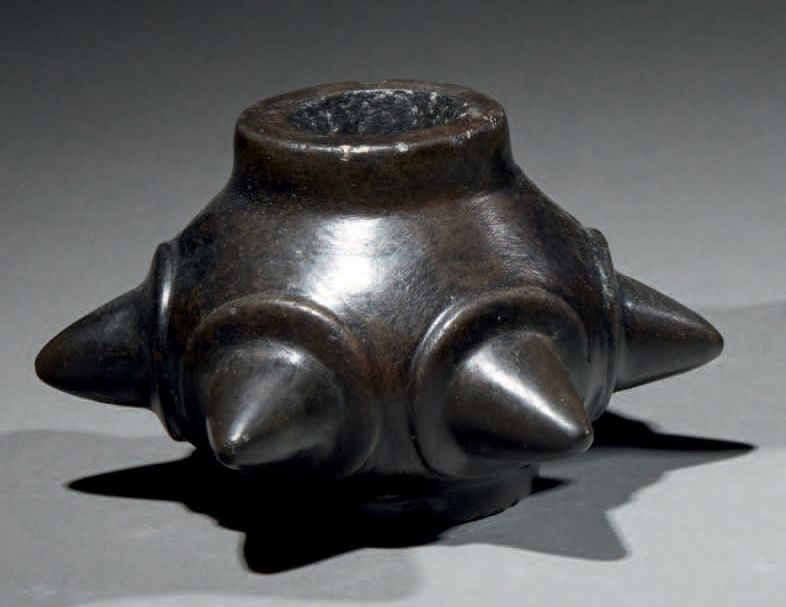 Null Ɵ Salinar mace head, Peru, hard black stone finely polished
H. 2 15/16 in