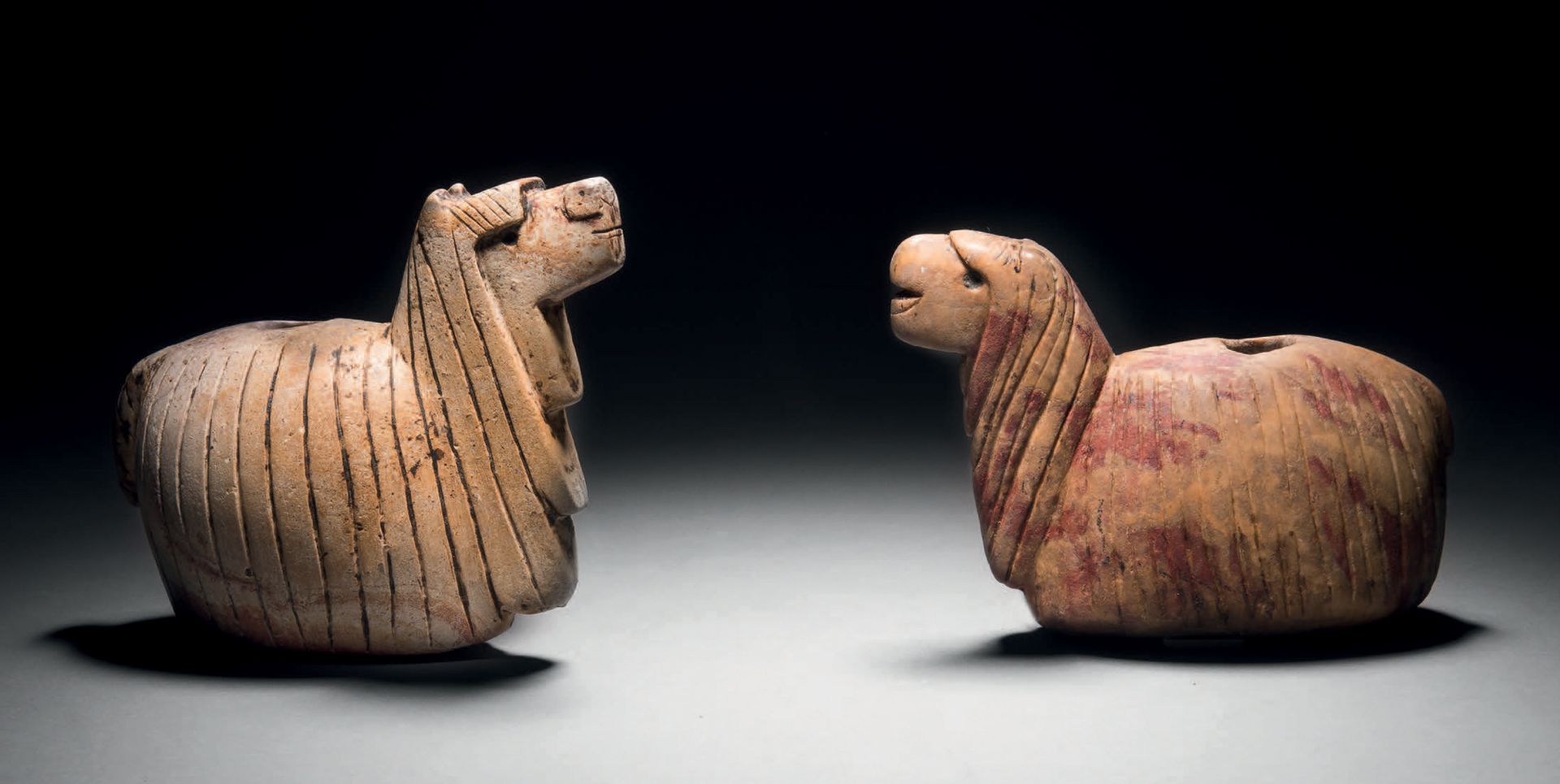Null ɵ 两个羊驼形的顶棚
inca文化，秘鲁
晚期地平线，公元1450-1532年。C.
浅米色硬石，高11.2厘米-宽12.4厘米
米色硬石，有红色纹路&hellip;
