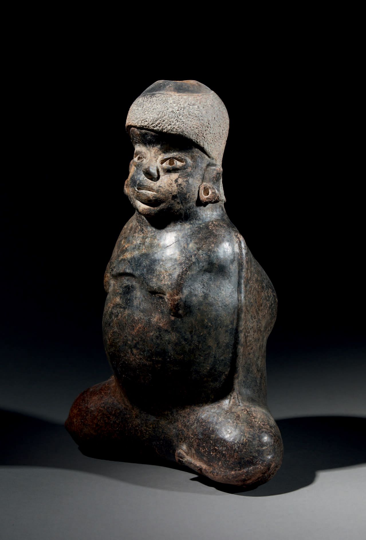 Null Ɵ Tlatilco hollow old kneeling woman, Mexico, ceramic with brown and brown-&hellip;
