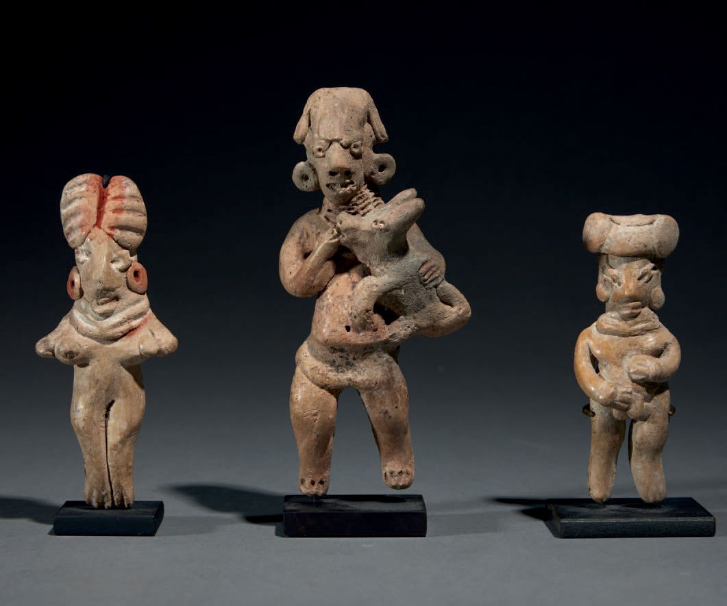 Null 两个小的站立天体和一个抱着狗的站立人物
CHUPICUARO文化，墨西哥
前美洲时期末期，公元前400-100年
褐米色陶瓷，红色油漆的遗迹
高8.5&hellip;