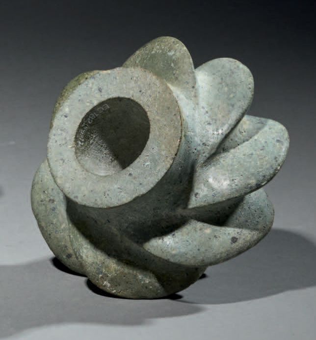 Null Ɵ Salinar mace head, Peru, hard grey-green stone
H. 2 3/4 in