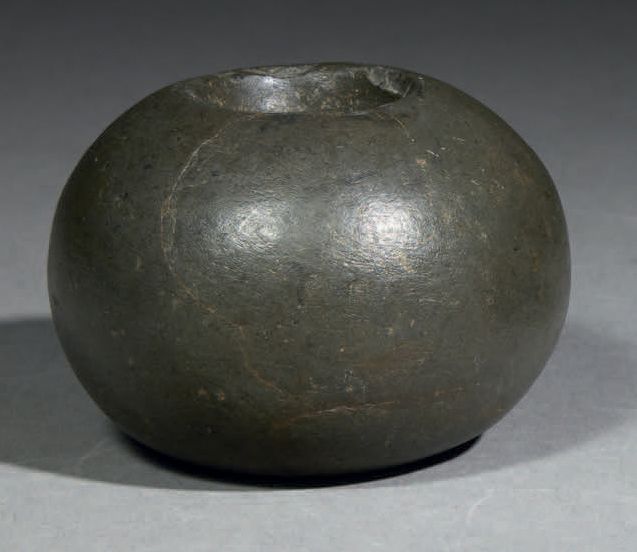 Null Ɵ Salinar mace head, Peru, hard black stone with shinny patina
H. 2 3/16 in