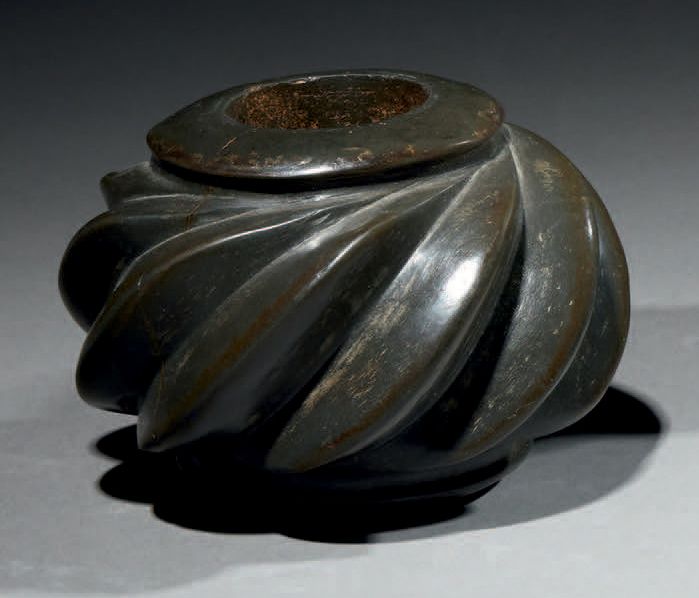 Null Ɵ Salinar mace head, Peru, hard black stone finely polished, H. 23/4in