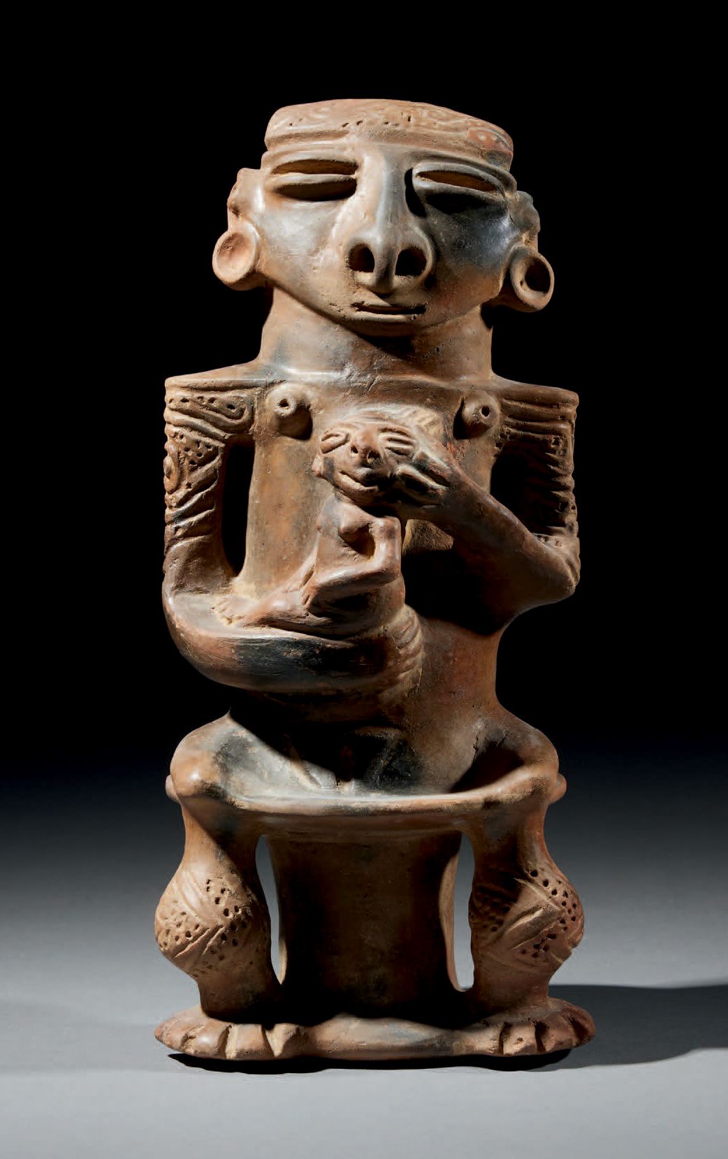 Null Ɵ 坐在长椅上的妇女
手中抱着一个孩子
SINÚ文化，哥伦比亚，公元500-1550年
陶瓷，有深棕色和浅棕色的滑石
高27厘米
出处：
- 美国私人&hellip;