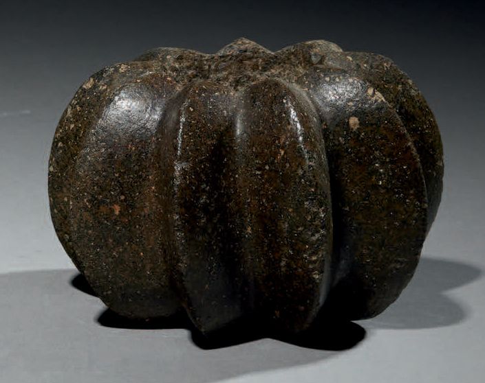 Null Ɵ Salinar mace head, Peru, mottled brown-black stone
H. 2 3/4 in