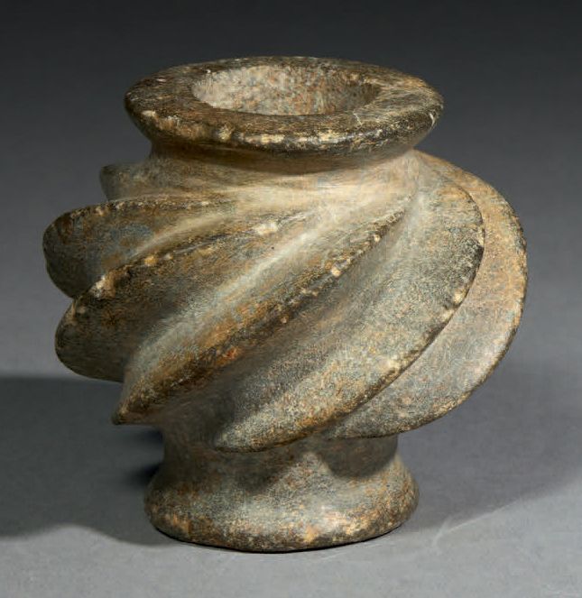 Null Ɵ Salinar mace head, Peru, grey stone, H. 2 3/4in