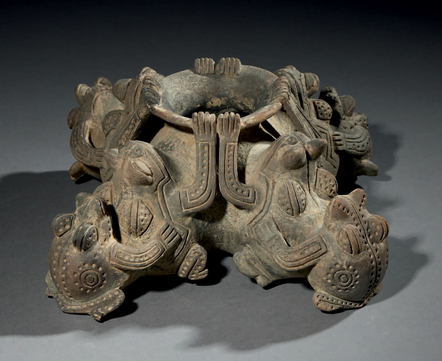 Null Ɵ 蟾蜍花瓶 哥伦比亚卡利马文化 公元前100年-公元800年
灰色滑石陶瓷
高10厘米-宽17厘米
出处：
- 美国私人收藏，1993年获得
- 纽&hellip;