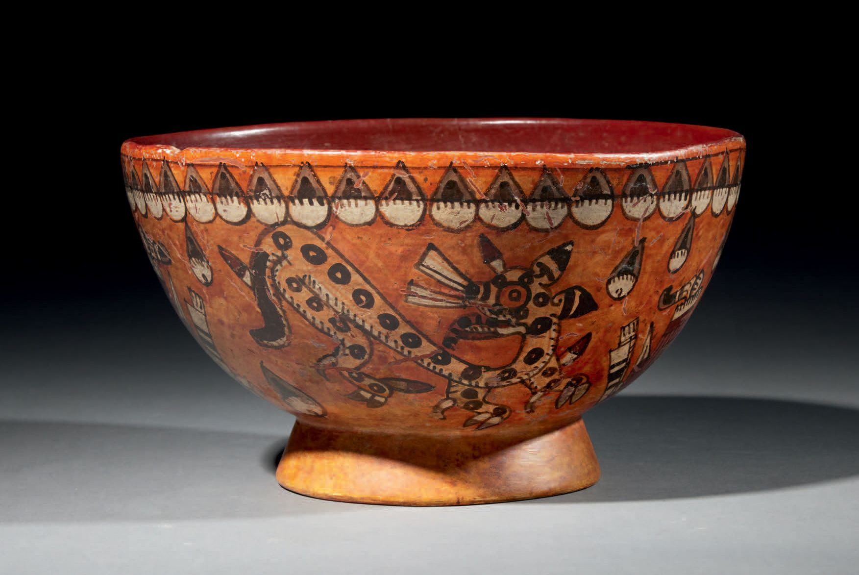 Null Ɵ 饰有两把匕首和几把刀的壮观的杯子
墨西哥奥阿萨卡州MIXTEC文化
最近的后世，公元1200-1521年
橙棕色滑石上的多色陶瓷
高10.5厘米 &hellip;