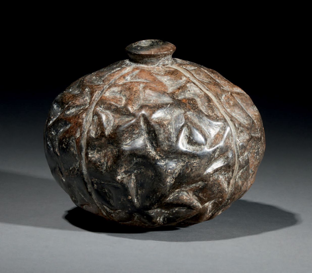 Null Ɵ 球形花瓶
CHORRERA文化，ECUADOR 公元前800-400年
陶瓷，深棕色滑石，可见石灰石沉积物 高13厘米-深15厘米
出处：
- 美&hellip;