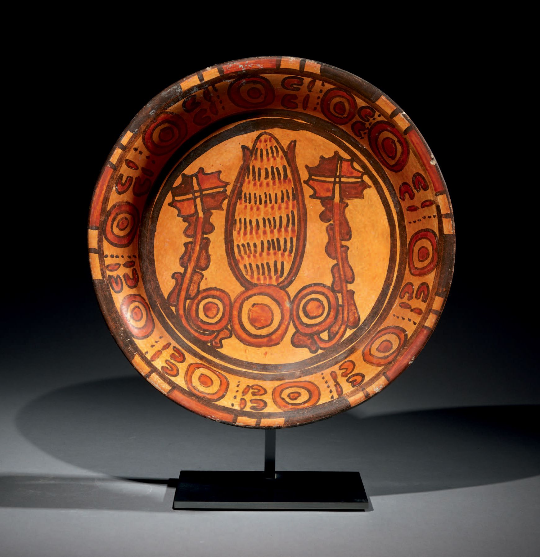 Null 玉米彩绘盘
MAYA文化，墨西哥
近期经典作品，公元600-900年
多色陶瓷
直径32厘米
出处：
- 法国私人收藏
- 巴黎Loudmer拍卖会，&hellip;